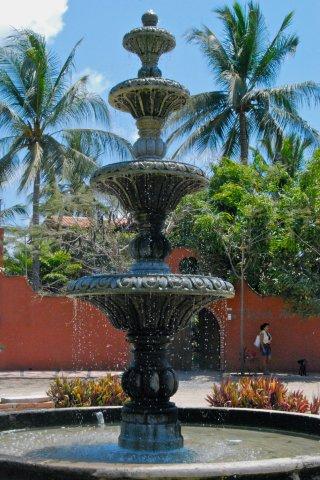 XOCHI05Waterfountainoutside (44K)